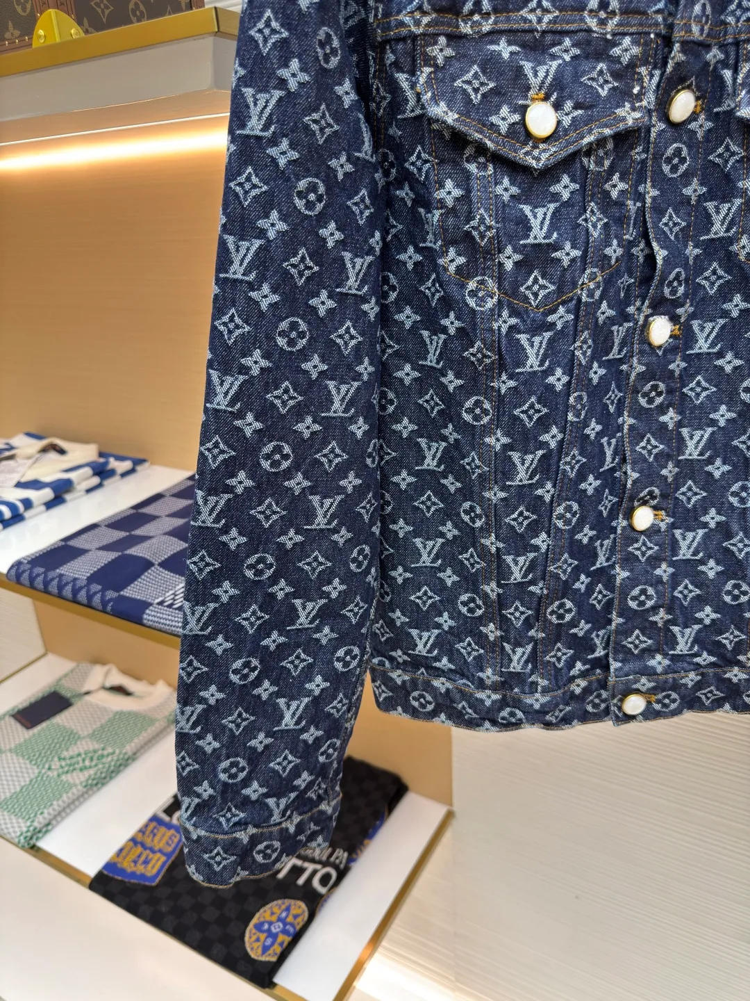 LOUIS VUITTON Presbyopia all-over printed denim jacket ●Authentic product: Purchased and developed by 23639 ●Item number: 1680010-B55 ●Fabric: Denim denim fabric ●Technology: Jacquard production ●Version: fitted version ●Weight: about 850 grams ●Size: 46-48-50-52 ●Description: The fabric is made of denim, full of Monogram jacquard pattern, and is decorated with hot-drilling technology to form the brand's classic pattern. The waist is made of old flocked leather tags, and the hardware is molded. The overall routing is straight and delicate. The fabric is comfortable and soft, and the color is consistent without color difference. It can be matched with the same style to create a fashionable look and control various occasions. Customized accessories, complete with three standards, same style for men and women.